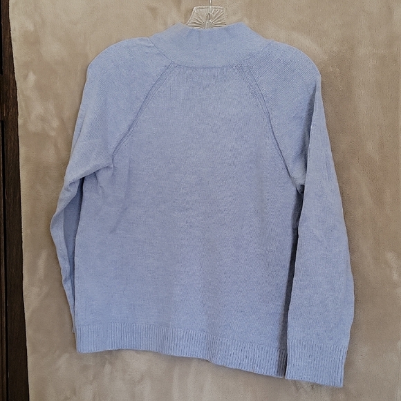 Cozy Blue V-Neck Sweater with Textured Knit - Picture 4 of 5